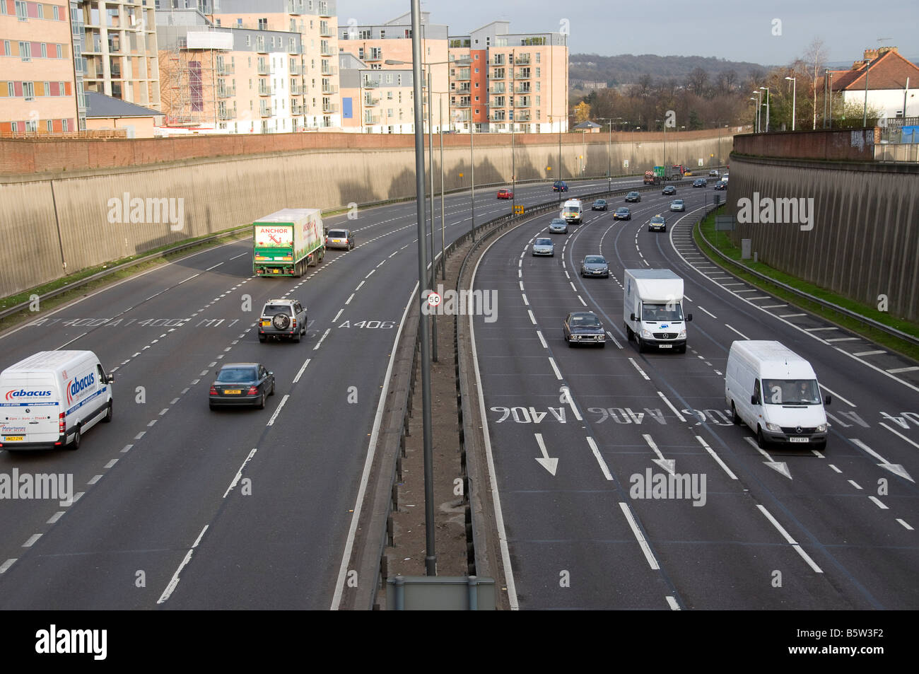 Norden kreisförmige A406 London South Woodford Verkehr beschäftigt Autos Lastwagen LKW Transporter Straßenschild leuchtet Gassen Autobahn Ringroad Stockfoto