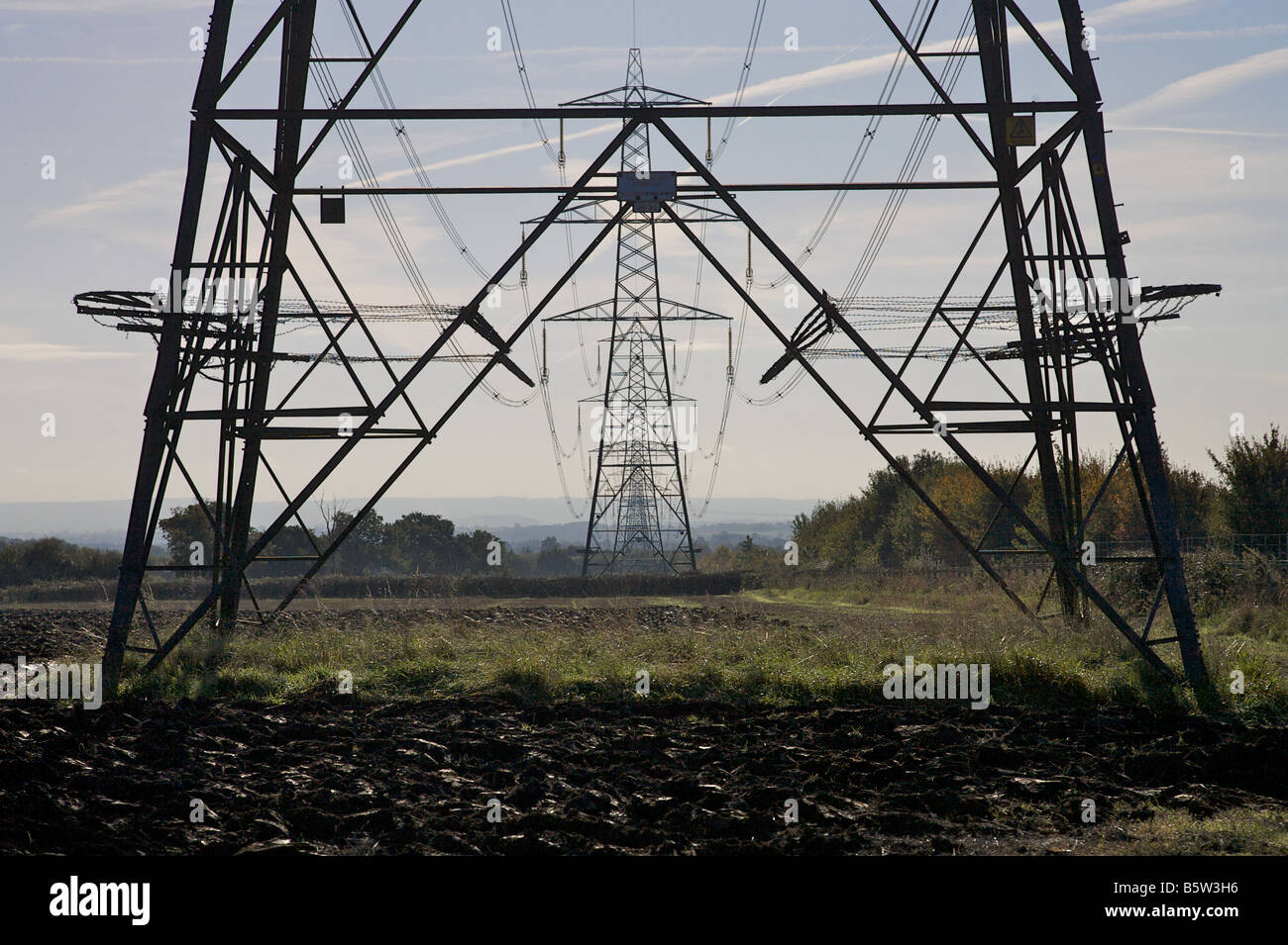 Strommasten in der englischen Landschaft. Stockfoto