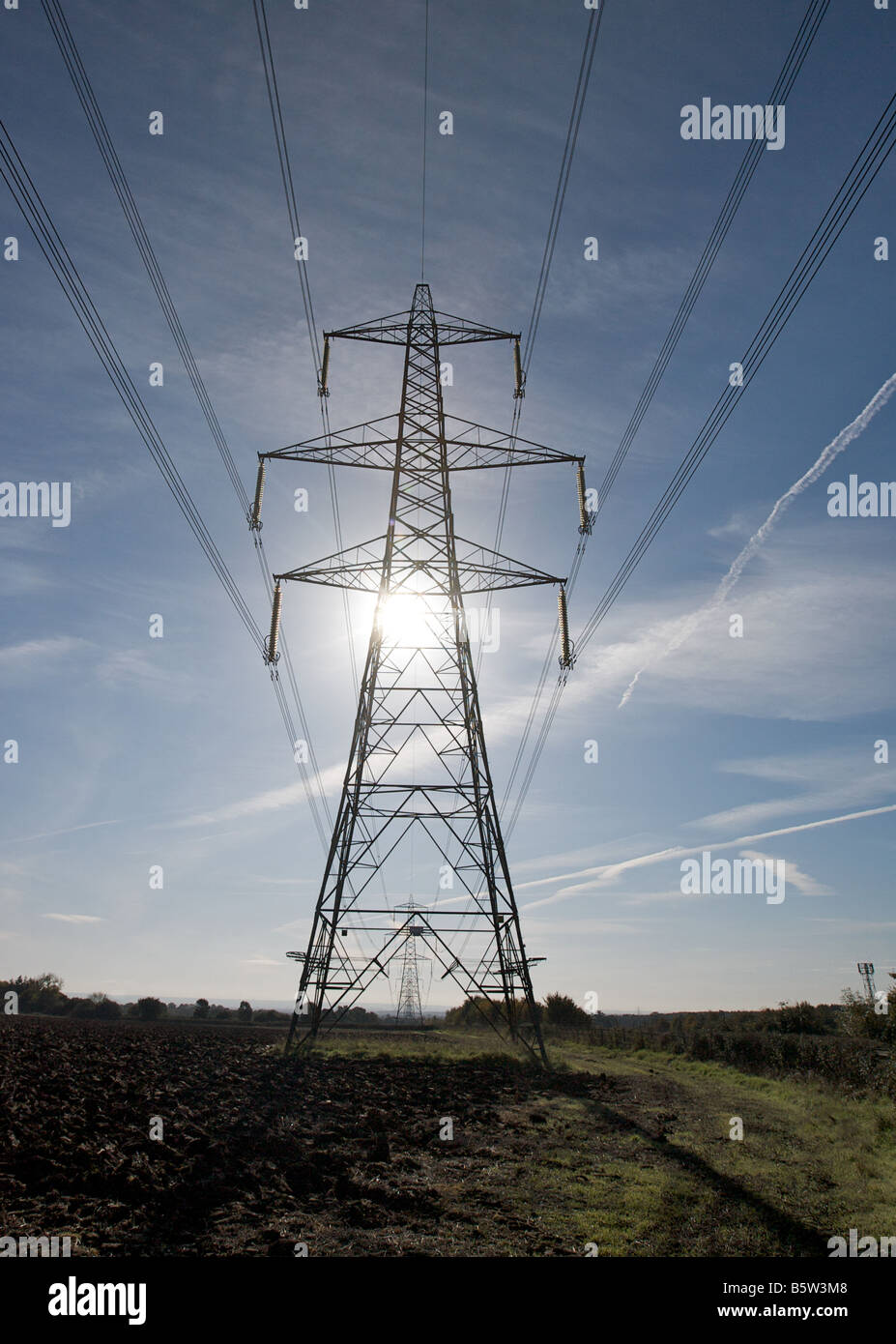 Strommasten in der englischen Landschaft. Stockfoto