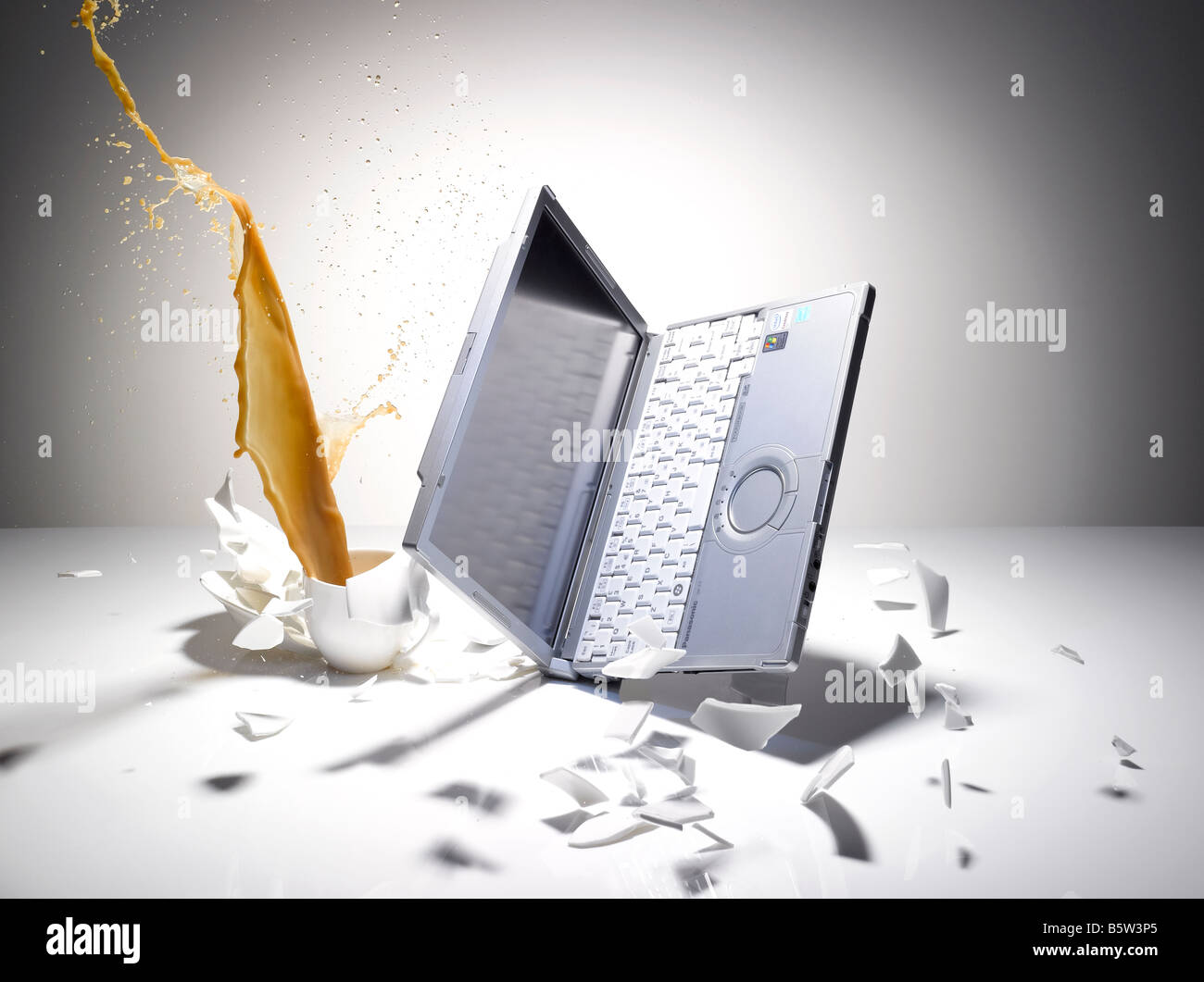 Eine eingefrorene Moment eines Laptops fallen gelassen Stockfoto