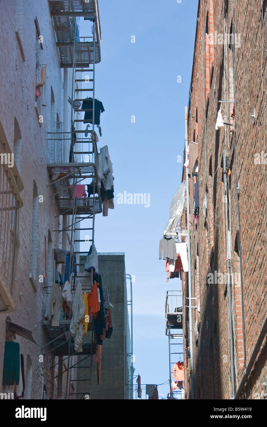 Gasse mit Klamotten auf Feuerleitern befindet sich in Chinatown San Francisco Kalifornien trocknen Stockfoto