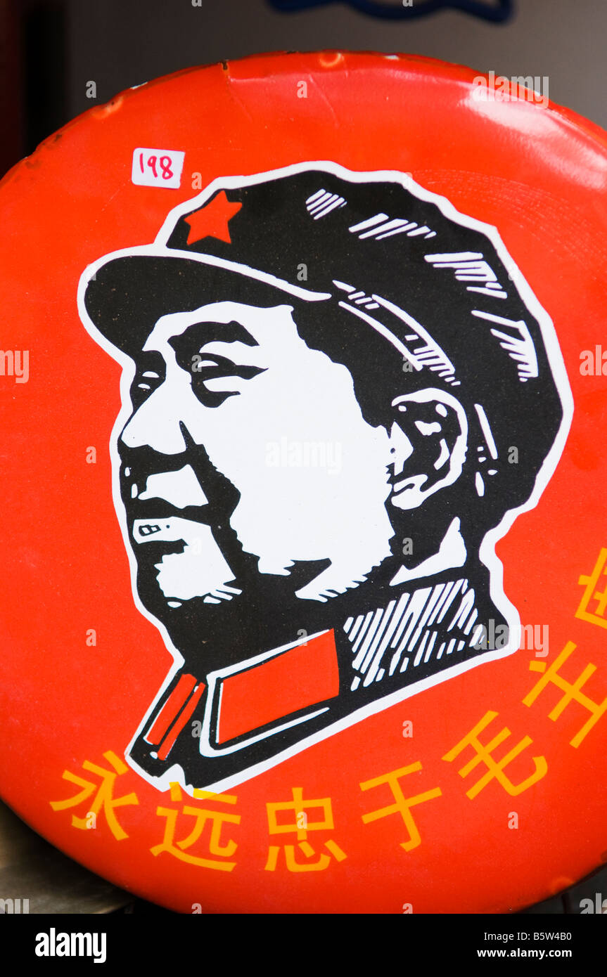 "Mao Tse Tung Abzeichen zum Verkauf im antiken Stadtteil in Hollywood Road in Hongkong. Stockfoto
