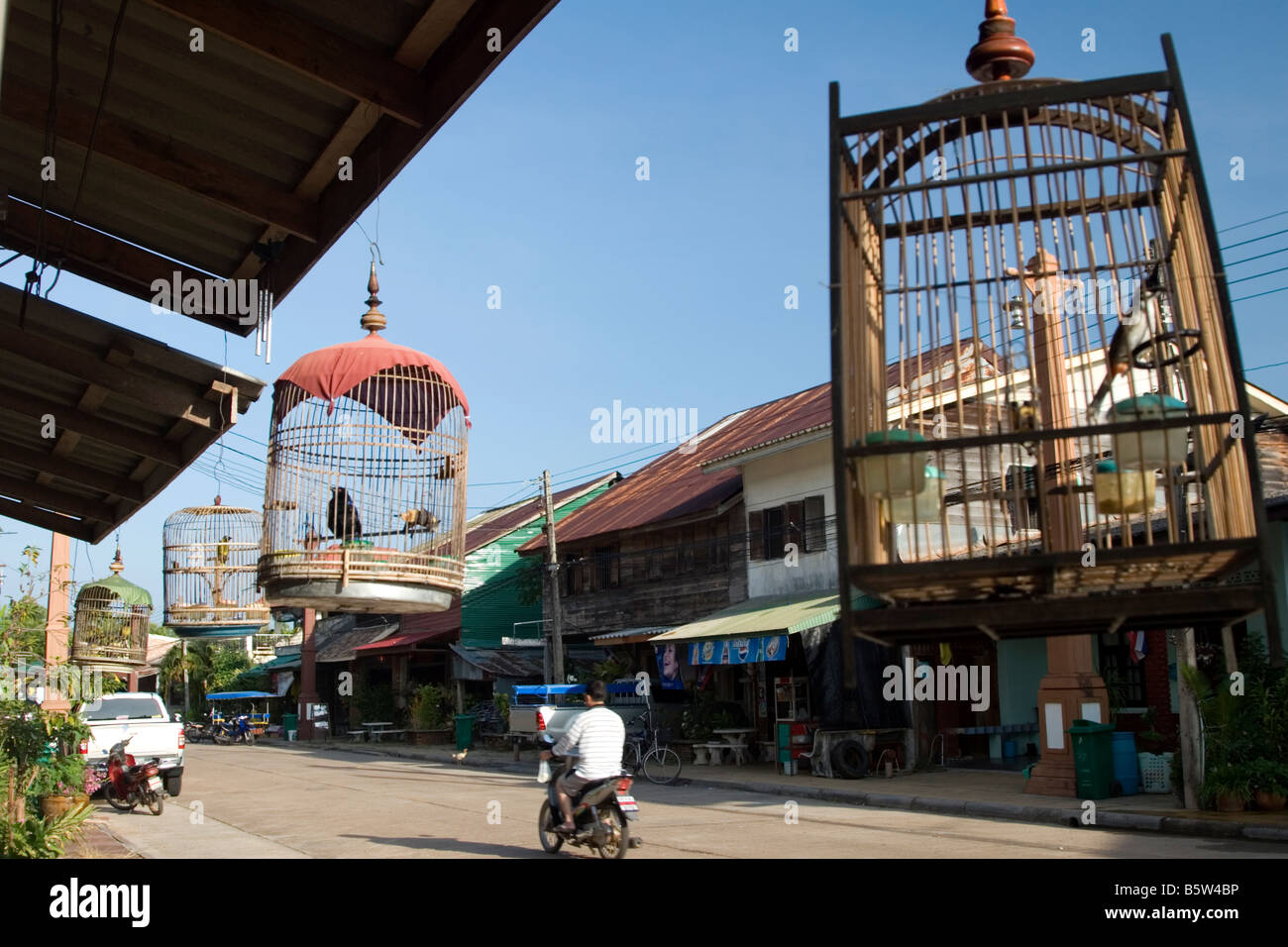 Die Hauptstraße der Stadt Sri Raya, Ko Lanta, Thailand. Stockfoto