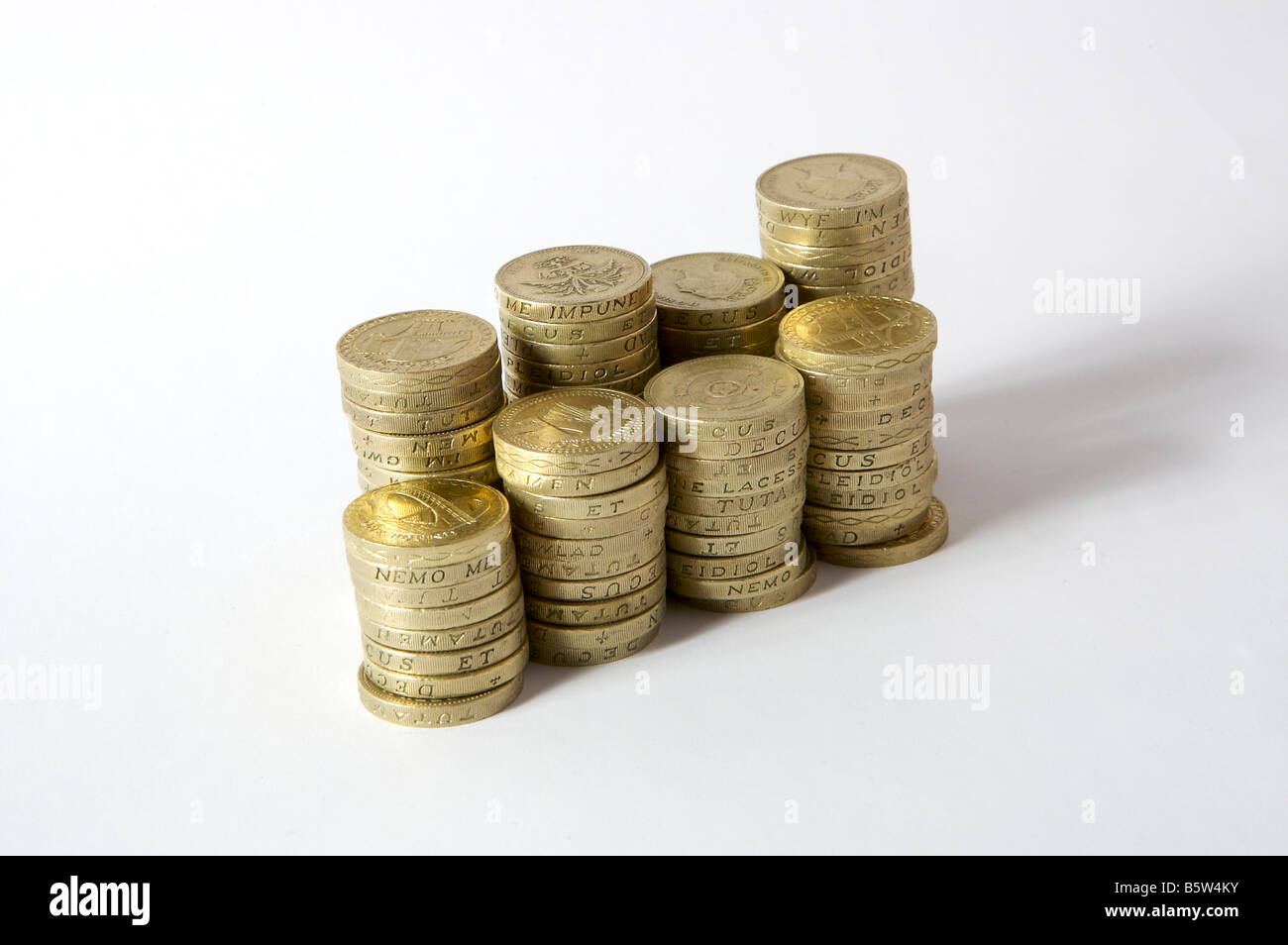 Kleine Sammlung von UK-Pfund-Münzen gestapelt Stockfoto