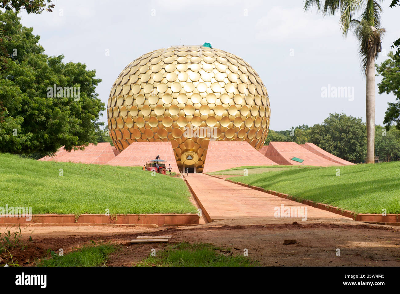 Das Matrimandir Golden Globe in Auroville in der Nähe von Pondicherry in Indien. Stockfoto