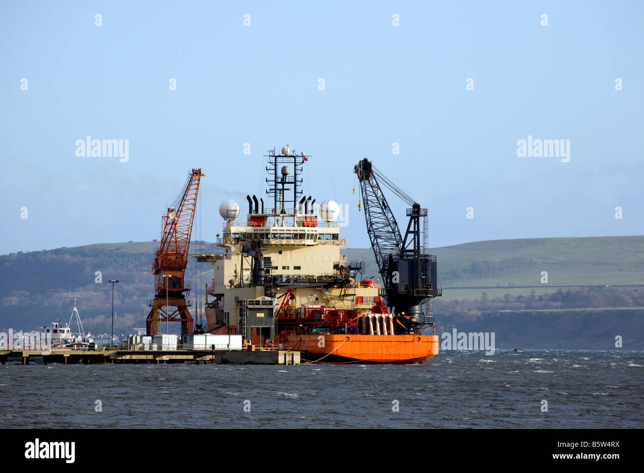 Toisa Polaris, Offshore-Support Vessel und Dock-Krane in Invergordon, Schottland, Vereinigtes Königreich Stockfoto