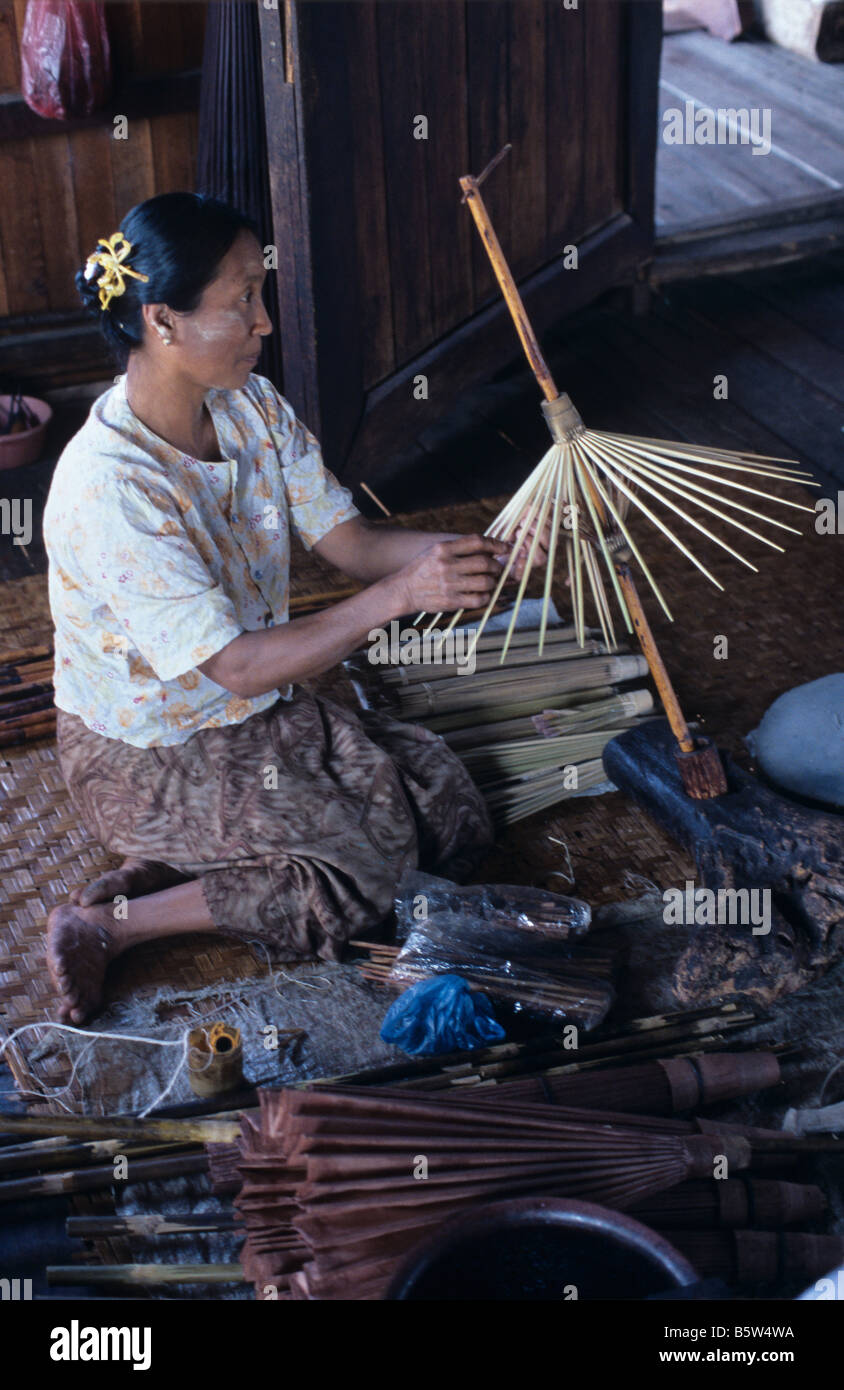 Eine burmesische Frau macht Handarbeit Bambus Sonnenschirme in eine Heimat-Werkstatt am Inle-See, Burma bzw. Myanmar Stockfoto