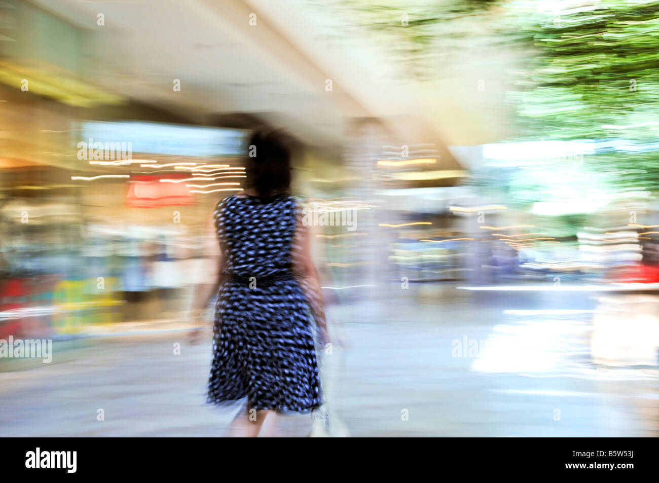 Frau shopping in einem Einkaufszentrum Schuss absichtlich in der Kamera schwenken Bewegungsunschärfe Stockfoto