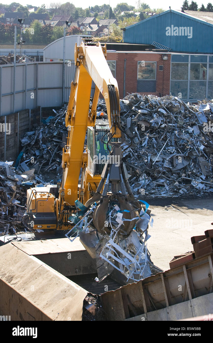 Kran bewegt Edelstahlschrott in ein Stahl recycling-Zentrum in Sheffield Stockfoto