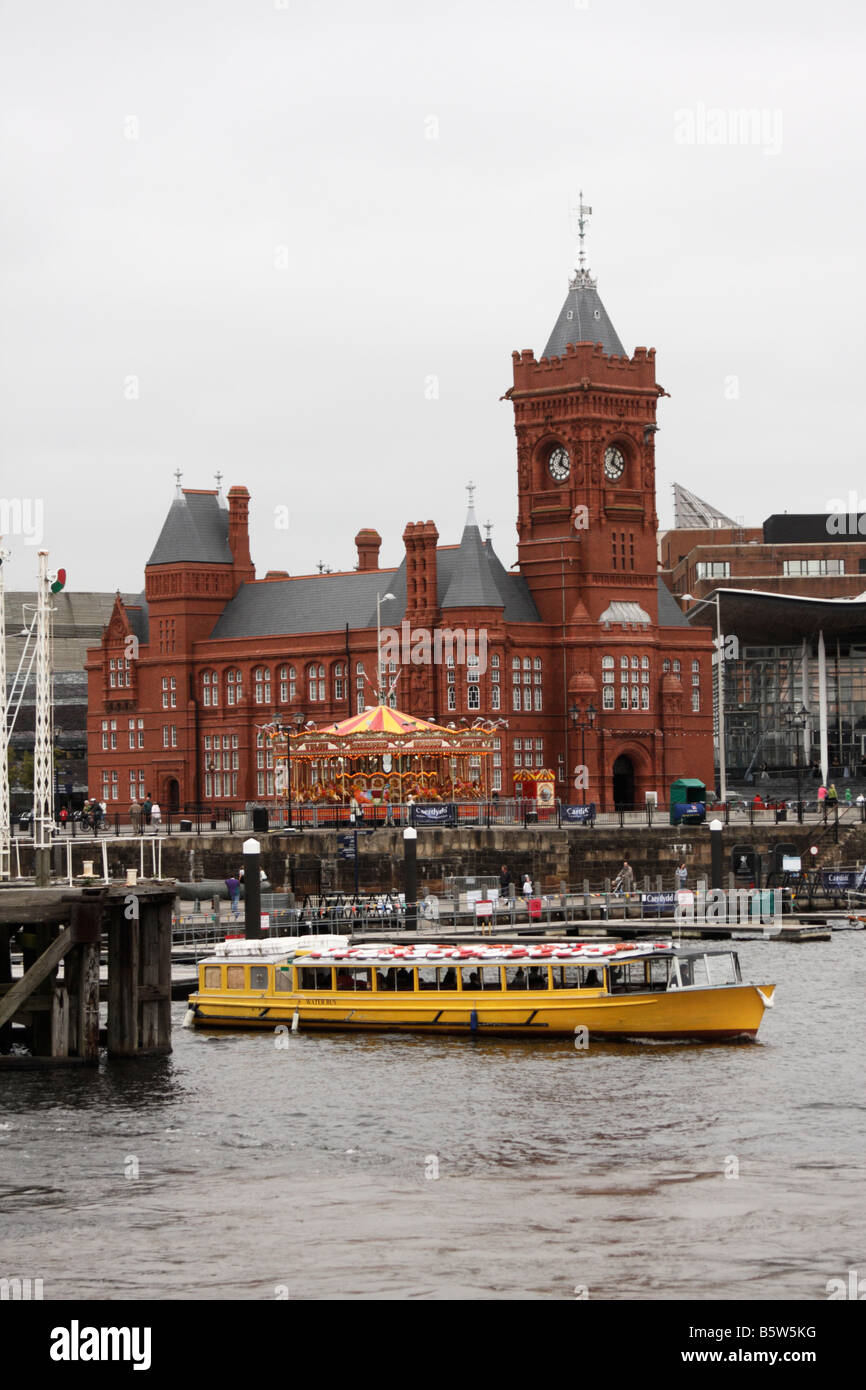 Cardiff Bay, South Wales, Großbritannien, zeigt das Pierhead Gebäude und ein Wasser-Taxi im Vordergrund Stockfoto