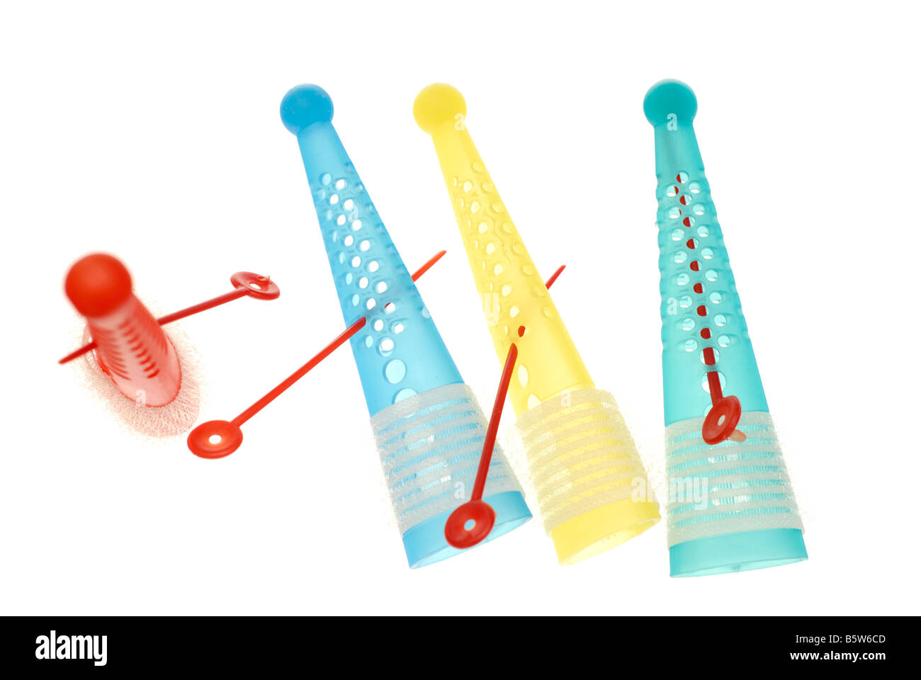 Bunten Lockenwicklern isoliert auf weiss Stockfoto