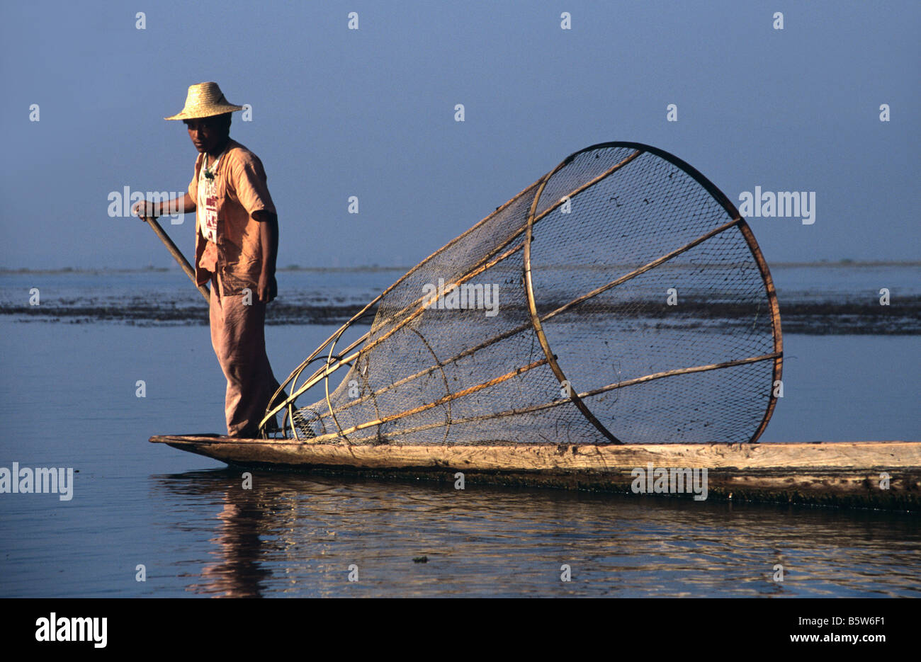 Ein Intha Bein Rudern Fischer mit seinem Long Boat & Cone-Shaped Net am Inle-See, Burma bzw. Myanmar Stockfoto