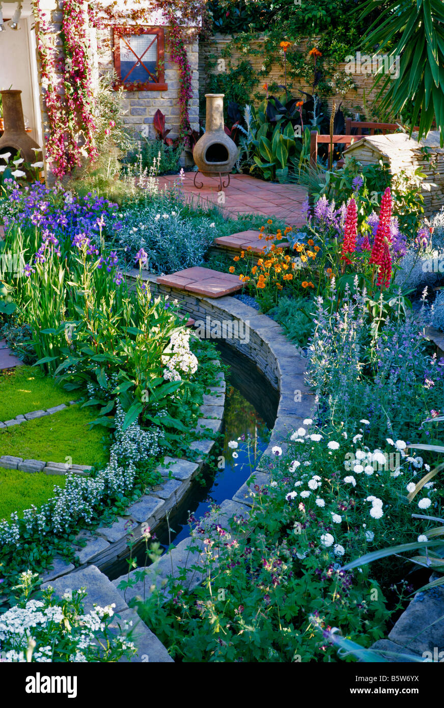 Blühende Terrasse und Rill in einem Chelsea-Garten Stockfoto