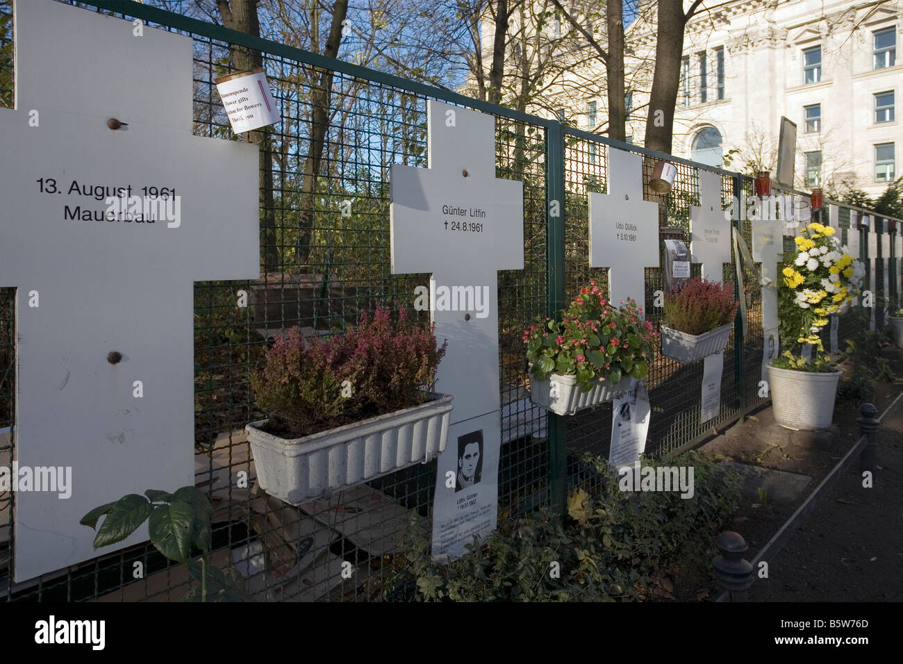 Weiße Kreuze, Mahnmal für die Opfer der Berliner Mauer, in der Nähe von Reichstag, Berlin Stockfoto