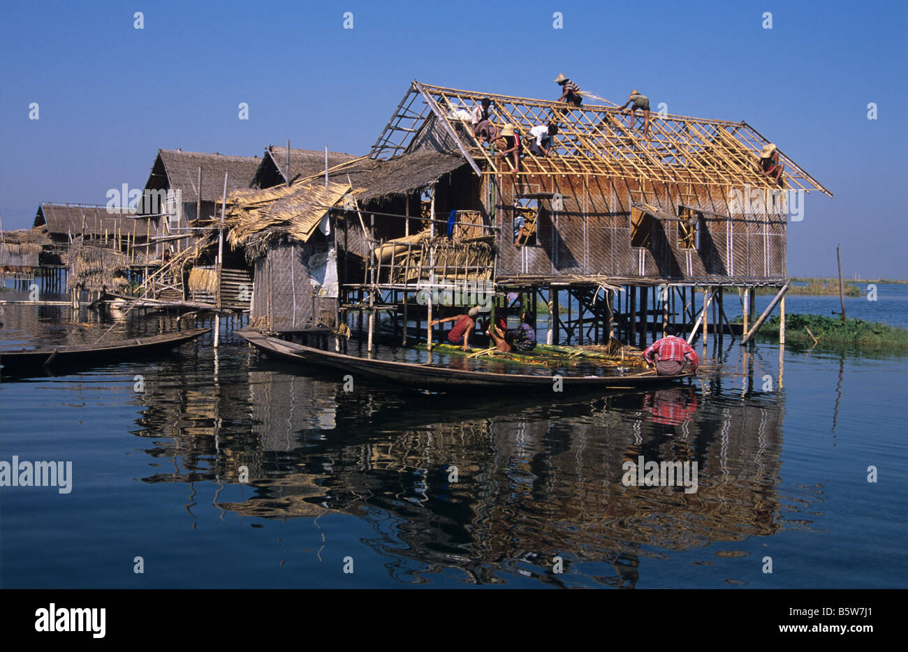Z.B. Stelzenläufer oder Seehaus am Inle See Burma bzw. Myanmar Stockfoto