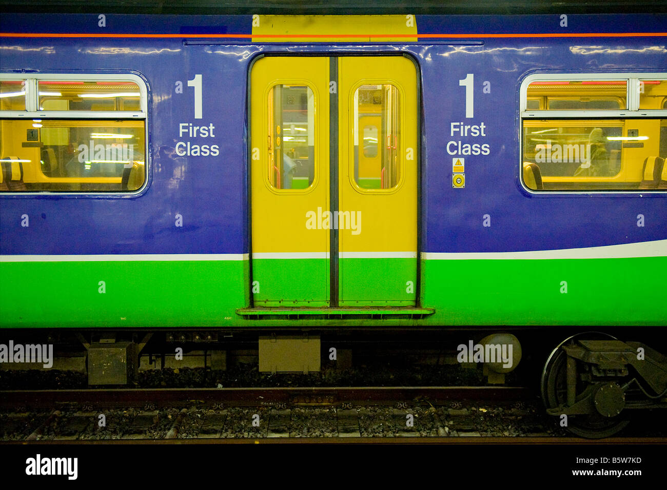 London, Euston Bahnhof, London Midland Bahn Zug erster Klasse Wagen am Bahnsteig bereit, die Passagiere zu laden Stockfoto