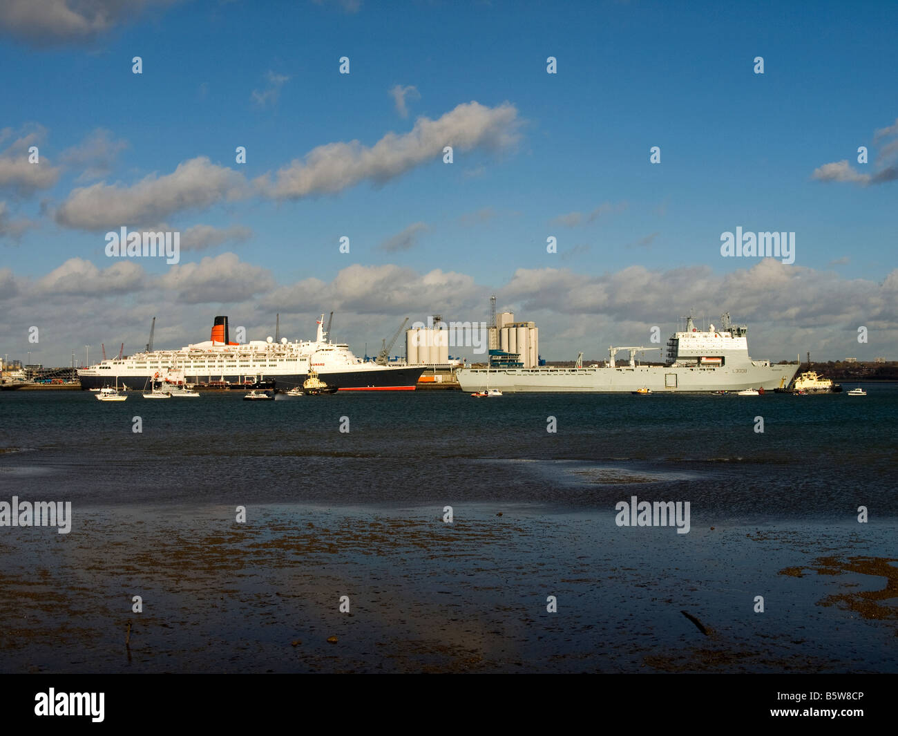 RFA Mounts Bay Segeln vorbei an Cunards Queen Elizabeth 2 während ihren letzten Tag in ihrer Heimat Hafen Southampton UK 11. November 2008 Stockfoto