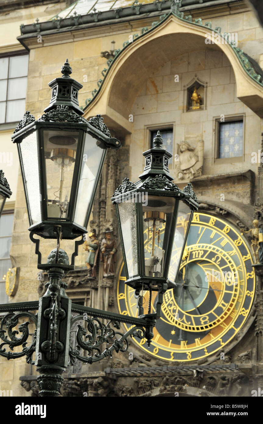 Reich verzierte Laternen und altes Rathaus Astronomische Uhr in Prag Tschechische Republik Stockfoto