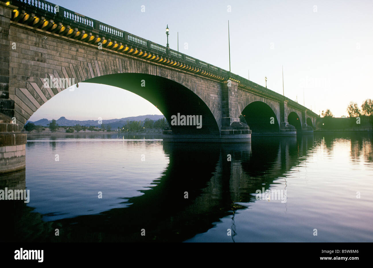 Ein Blick auf die original London Brücke nun über einen Arm des Lake Havasu in Lake Havasu Arizona in der Mojave-Wüste Stockfoto