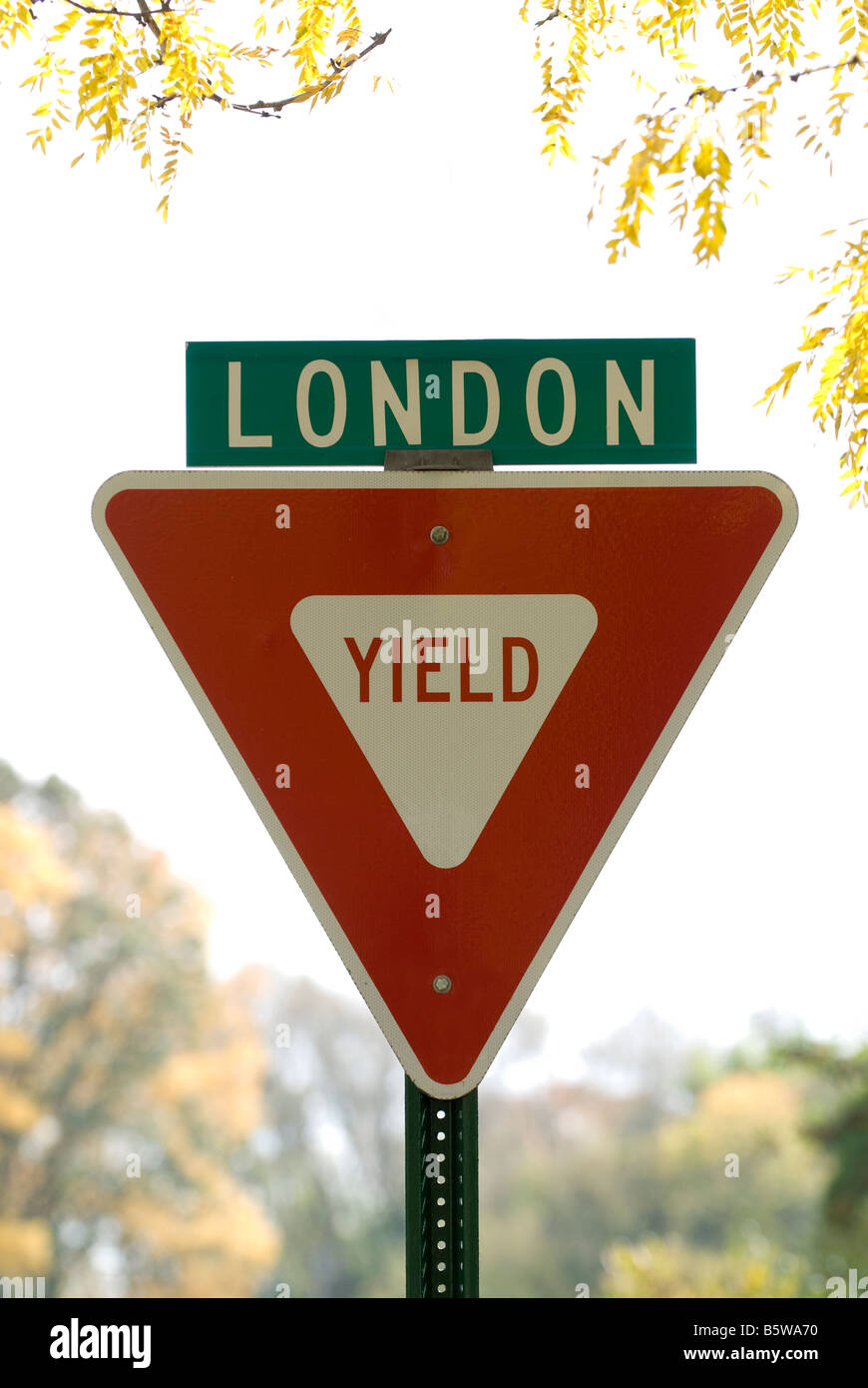 London Straße Zeichen mit Ertrag Schild Stockfoto