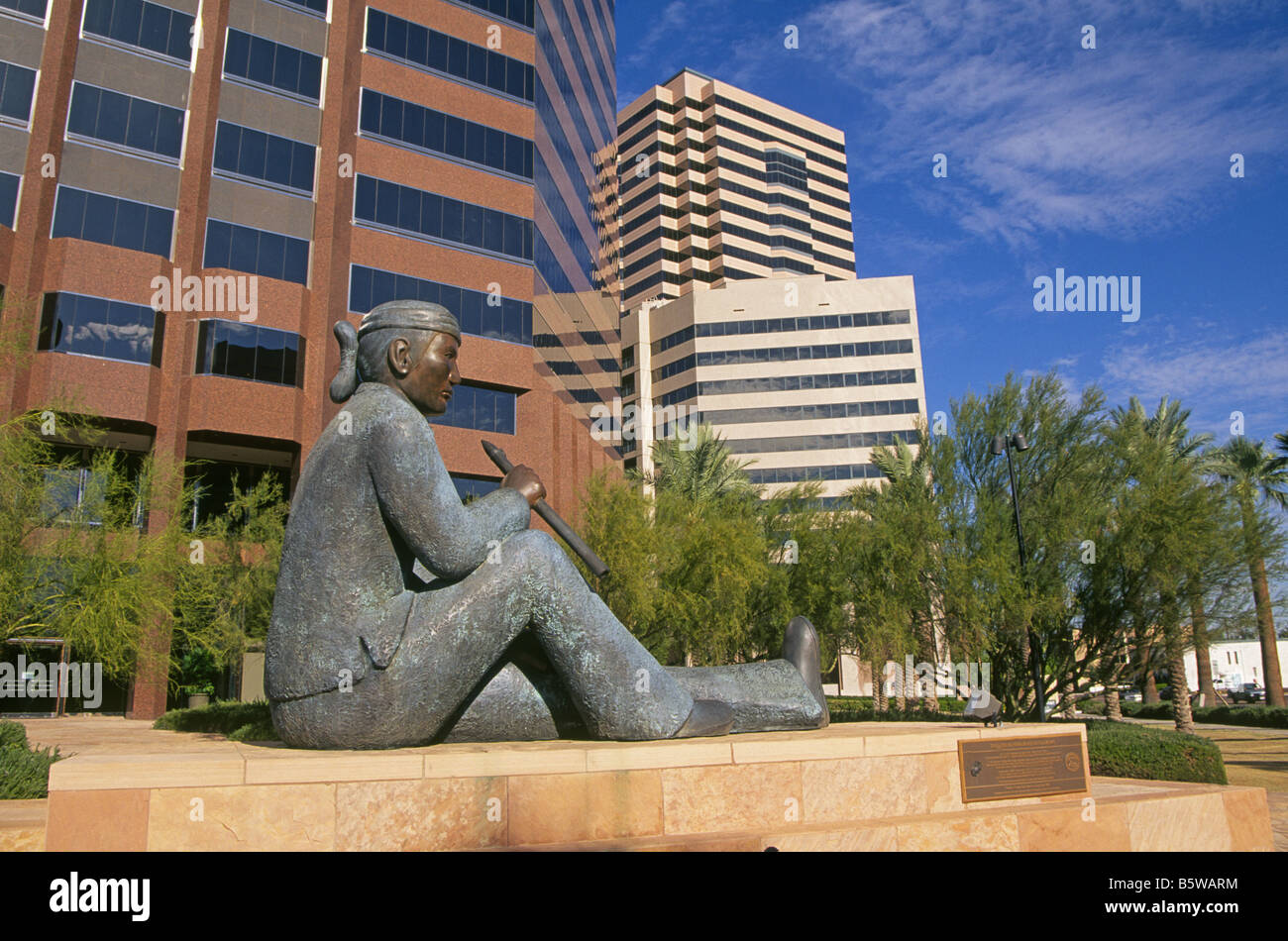 Ein Denkmal für Navajo Code Talkers auf der Basis eines Hochhauses in der Innenstadt von Phoenix, Arizona. Stockfoto