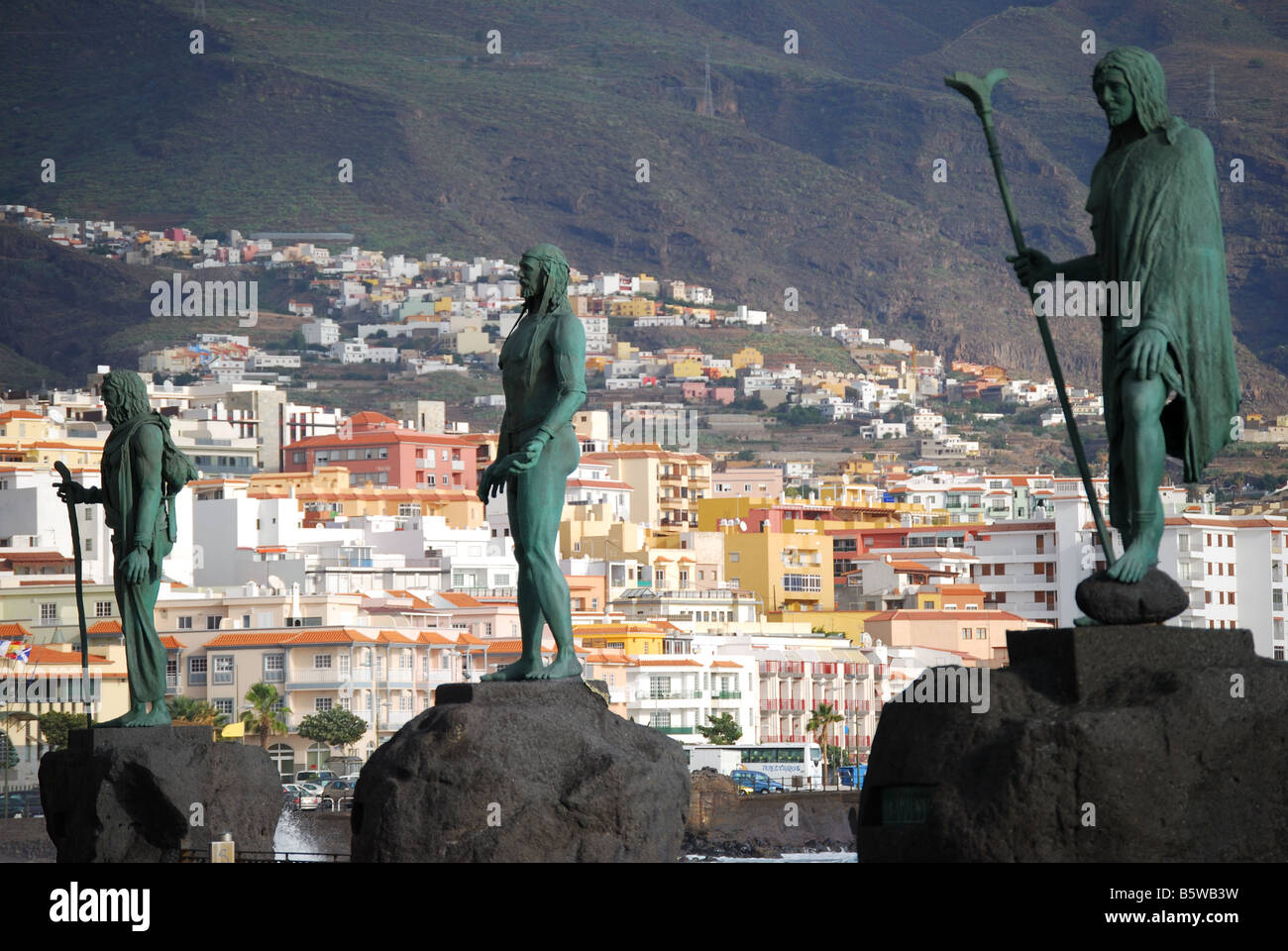 Guanchen Statuen am Wasser, Plaza de La Patrona de Canarias, Candelaria, Santa Cruz de Tenerife, Teneriffa, Kanarische Inseln Stockfoto