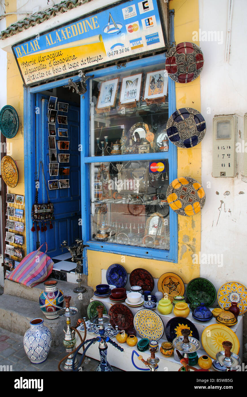 Shop mit traditionellen marokkanischen Teller, Wasserpfeifen und allgemeine Güter in Essaouira Marokko Stockfoto