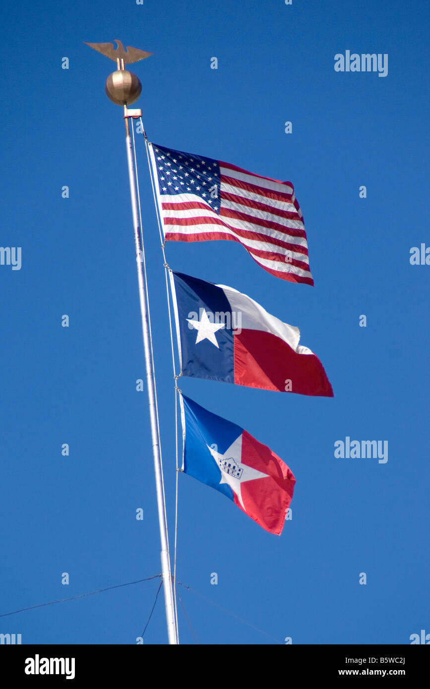 Fahnen der Stadt San Antonio, Bundesstaat Texas und USA (von unten nach oben) Stockfoto