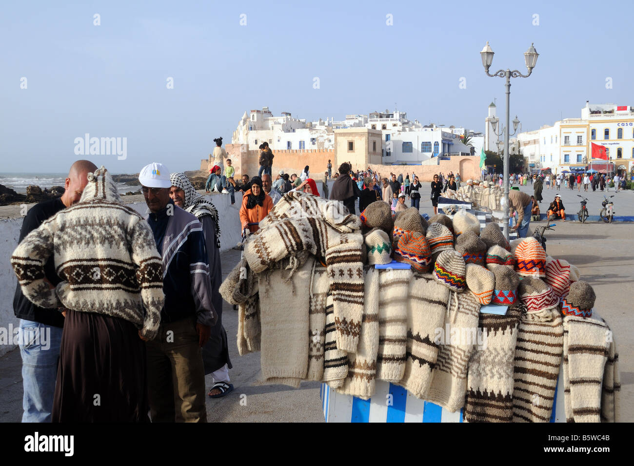 Mann verkaufen handgestrickte Wollwaren an Touristen auf der Promenade in Essaouira Marokko Stockfoto