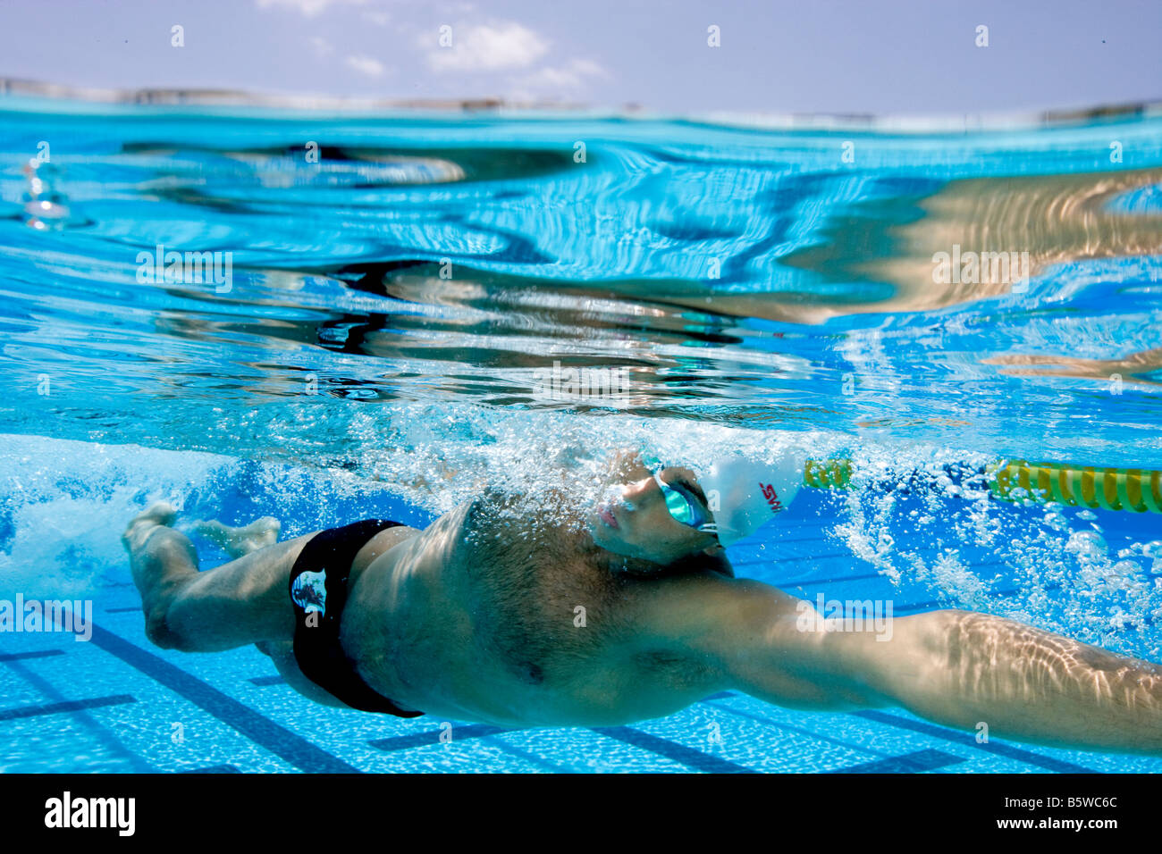 Schwimmer, die Durchführung von Freestyle-Schlaganfall Stockfoto