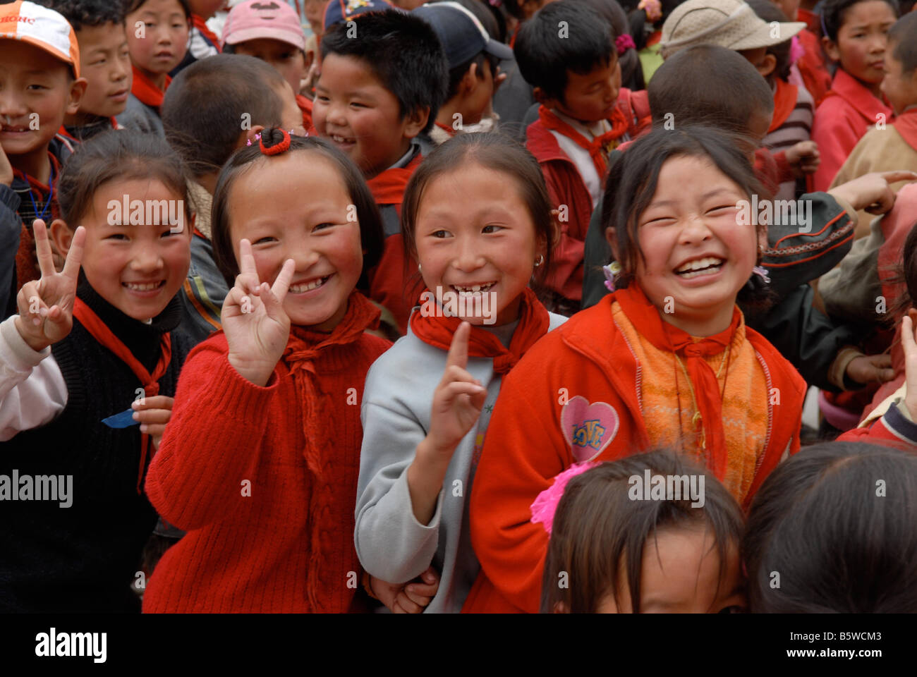 Chinesische Kinder spielen während der Aussparung in einem Aba Präfektur Schule, Sichuan, China. Stockfoto