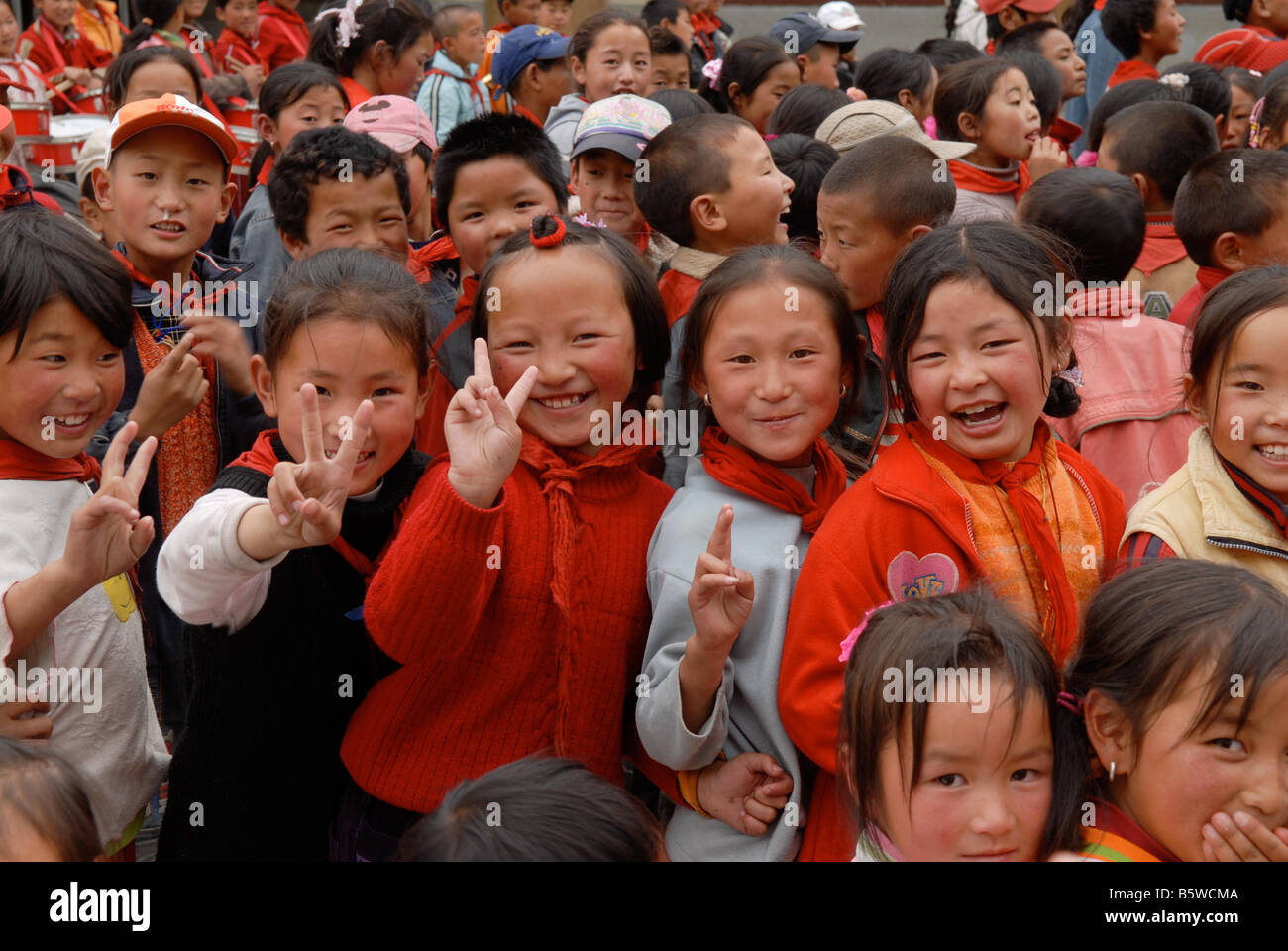 Chinesische Kinder Spielen Wahrend Der Aussparung In Einem Aba Prafektur Schule Sichuan China Stockfotografie Alamy