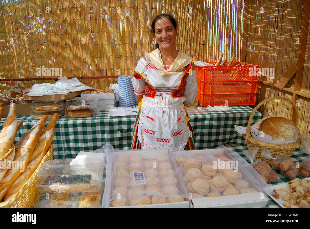 Kanarischer Frau in Brot und Gebäck stall, Plaza Constitucion, La Orotava, Teneriffa, Kanarische Inseln, Spanien Stockfoto