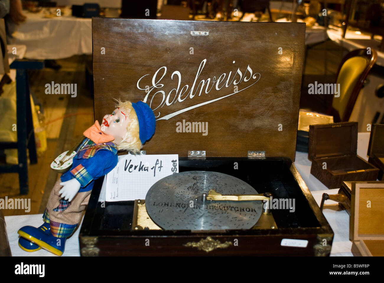 Eine alte Edelweiss-Musik-Box bei einer Antiquitätenmesse Stockfoto