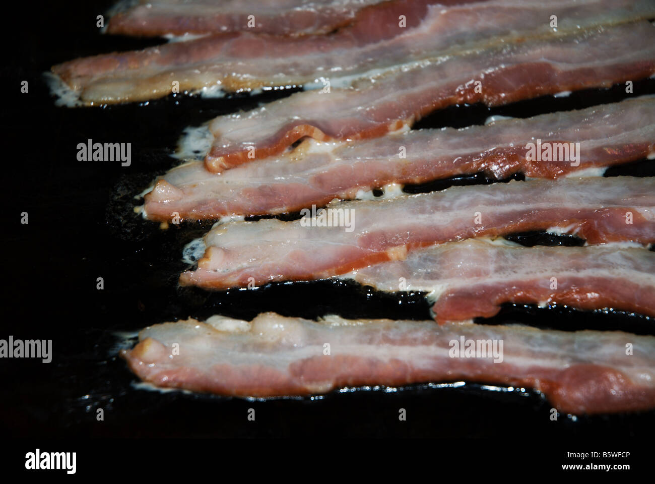 Speckscheiben fettigen Speck braten auf einem Diner grill beim Frühstück. Stockfoto