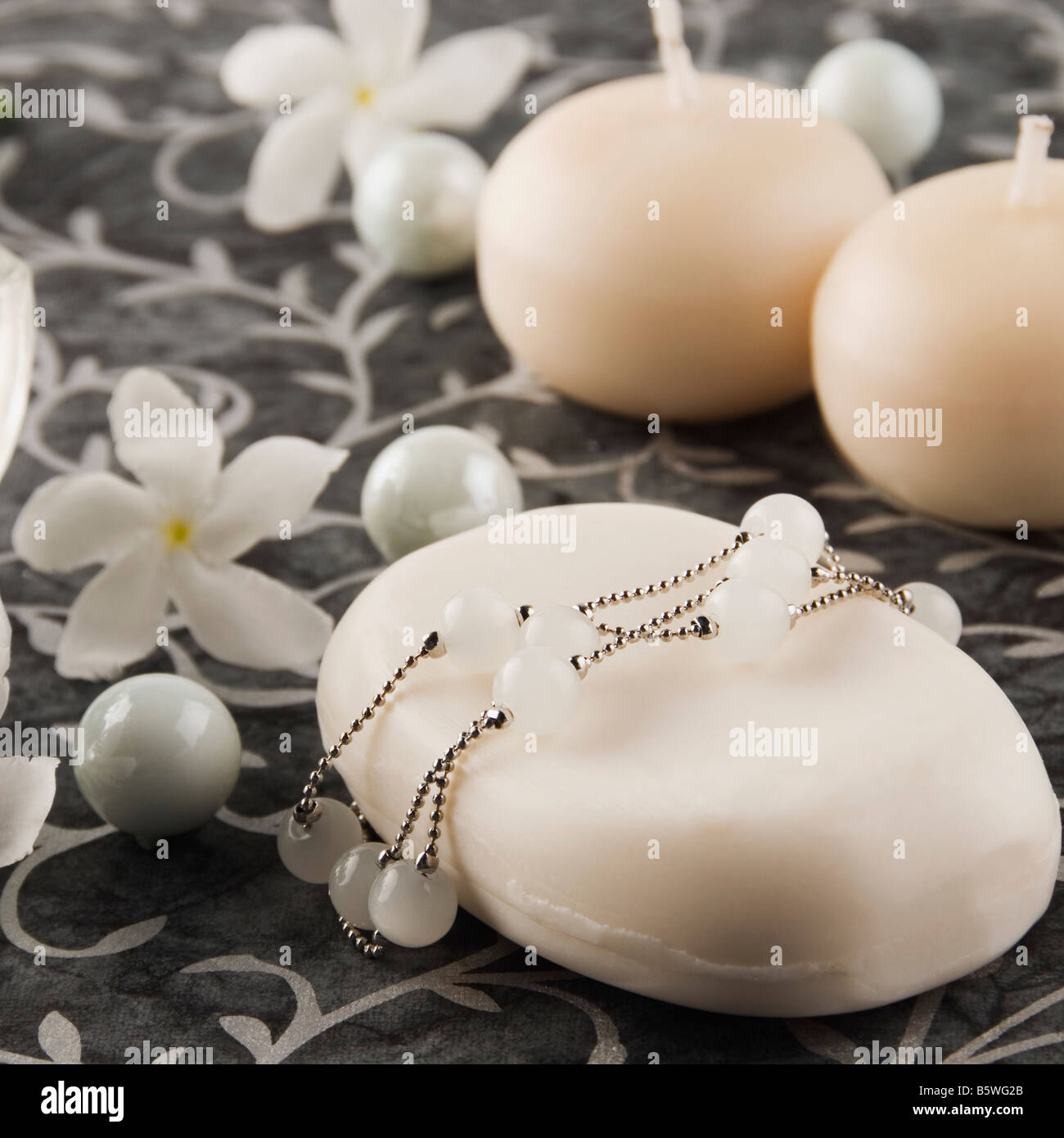 Nahaufnahme von einem Stück Seife mit Perlen und Blumen Stockfoto
