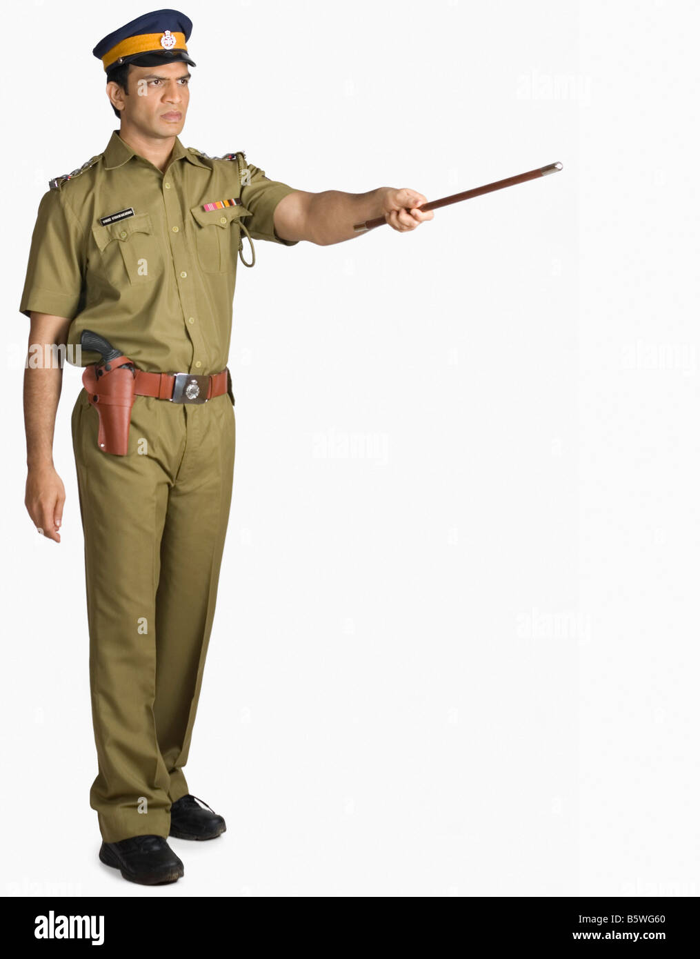 Polizist zeigen nach vorn mit einem Gummiknüppel Stockfoto
