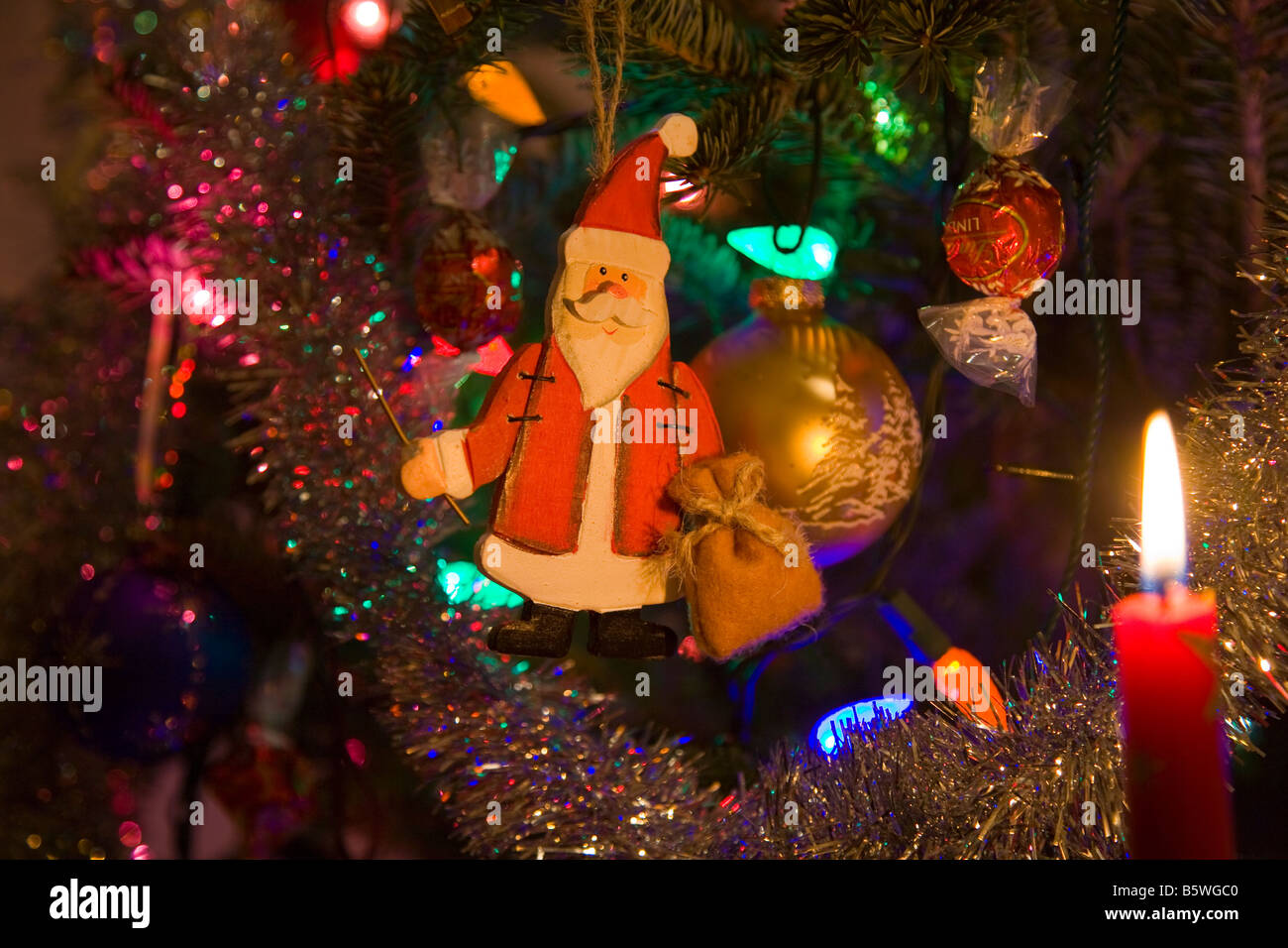 Weihnachtsbaum-Glamour und es ist an der Zeit, die Geschenke zu öffnen Stockfoto