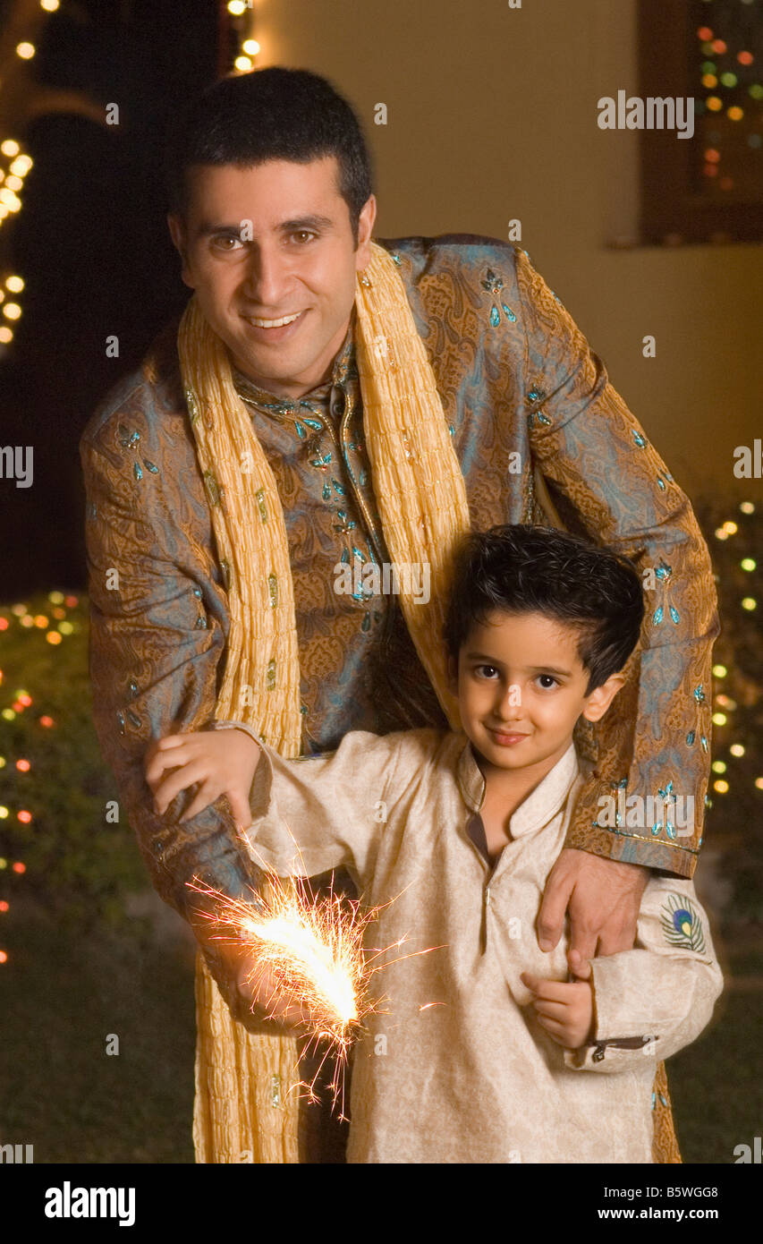Man feiert Diwali mit seinem Sohn Stockfoto