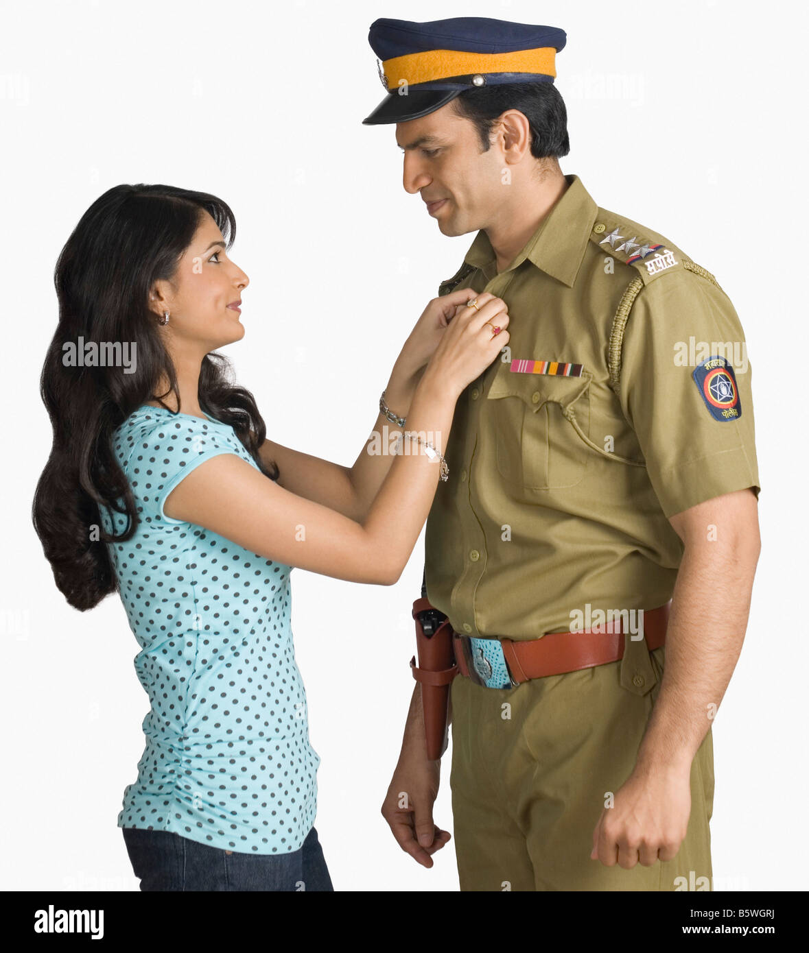 Seitenansicht eines Polizisten mit seiner Frau Stockfoto
