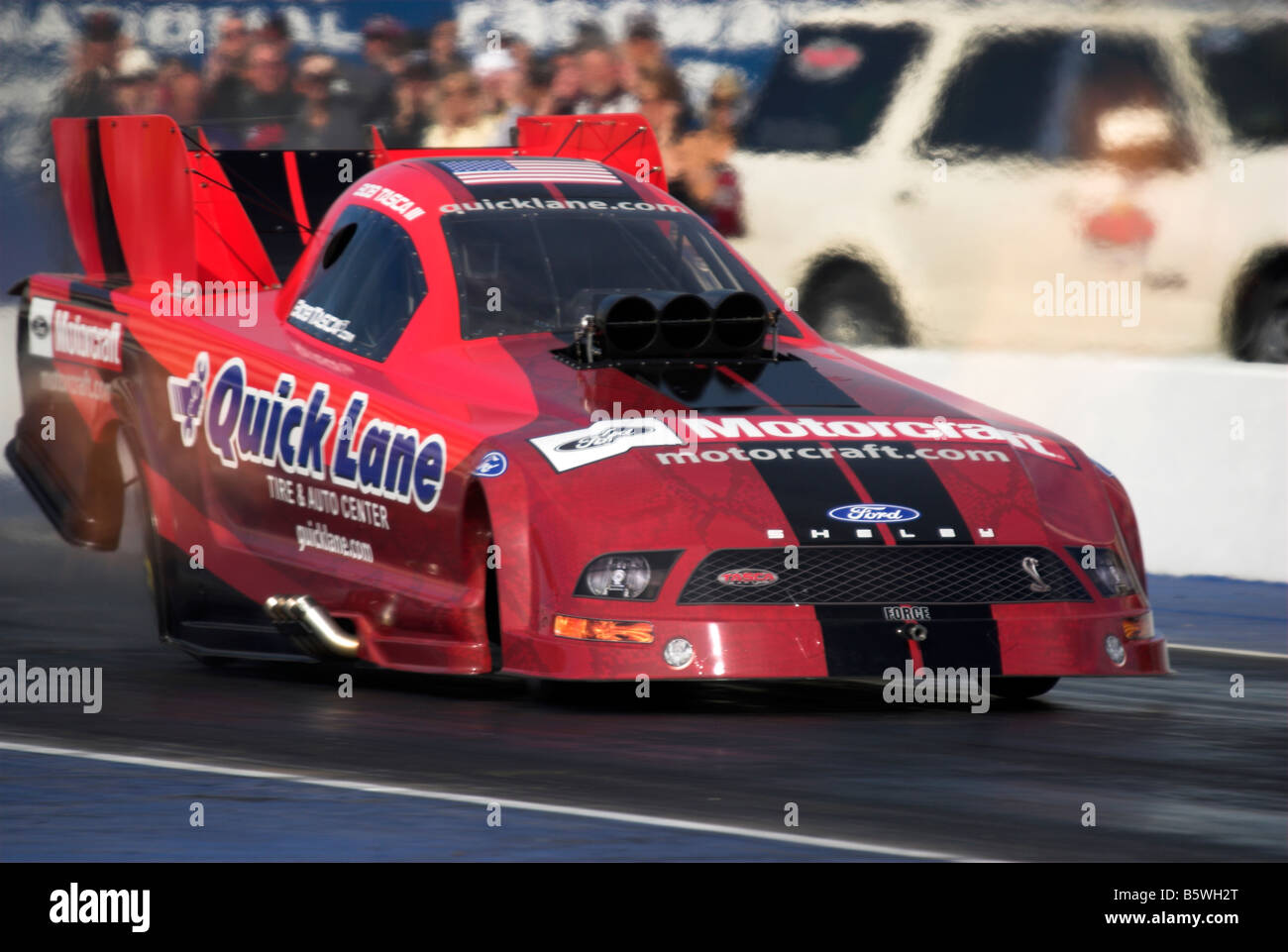 Das "Quick Lane" NHRA lustige Auto von Robert Tasca III beschleunigt auf die Linie am Firebird Int ' l. Raceway, Phoenix, Arizona, USA Stockfoto