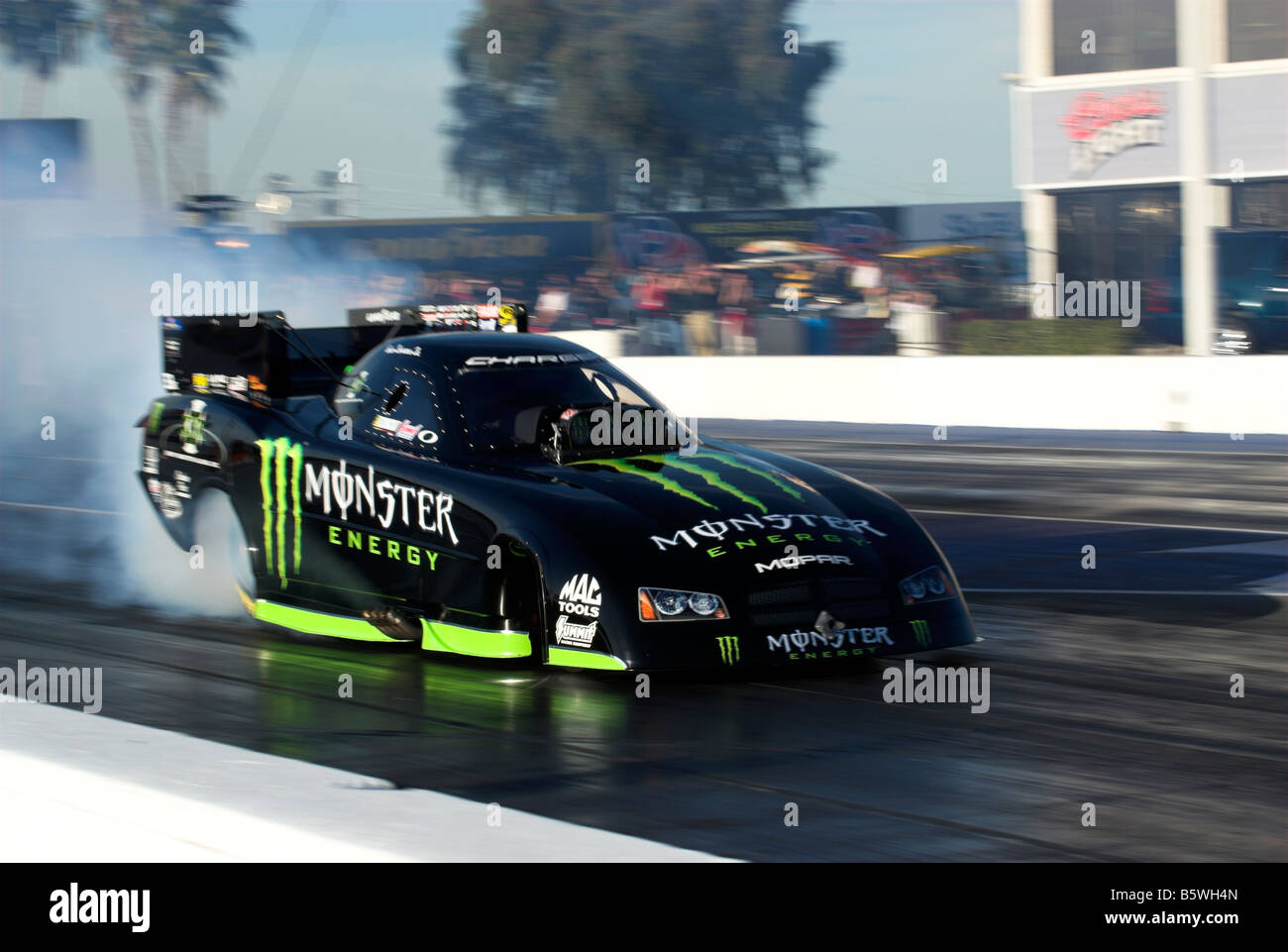 Das "Monster" NHRA lustiges Auto von Tommy Johnson, Jr. durchbrennt die Linie auf Firebird Int ' l. Raceway, Phoenix, Arizona, USA Stockfoto