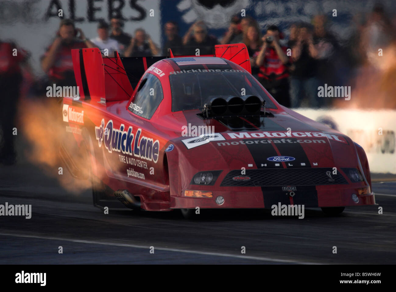 Das "Quick Lane" NHRA lustige Auto von Robert Tasca III beschleunigt auf die Linie am Firebird Int ' l. Raceway, Phoenix, Arizona, USA Stockfoto