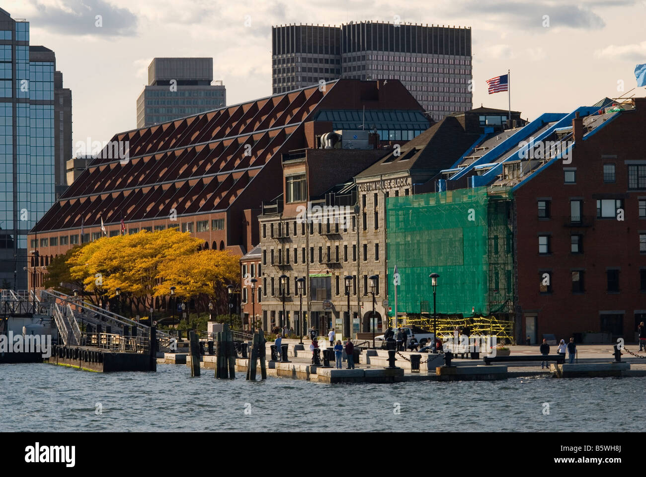 Long Wharf auf Boston Waterfront, betrachtet aus Boston Harbor, USA Stockfoto