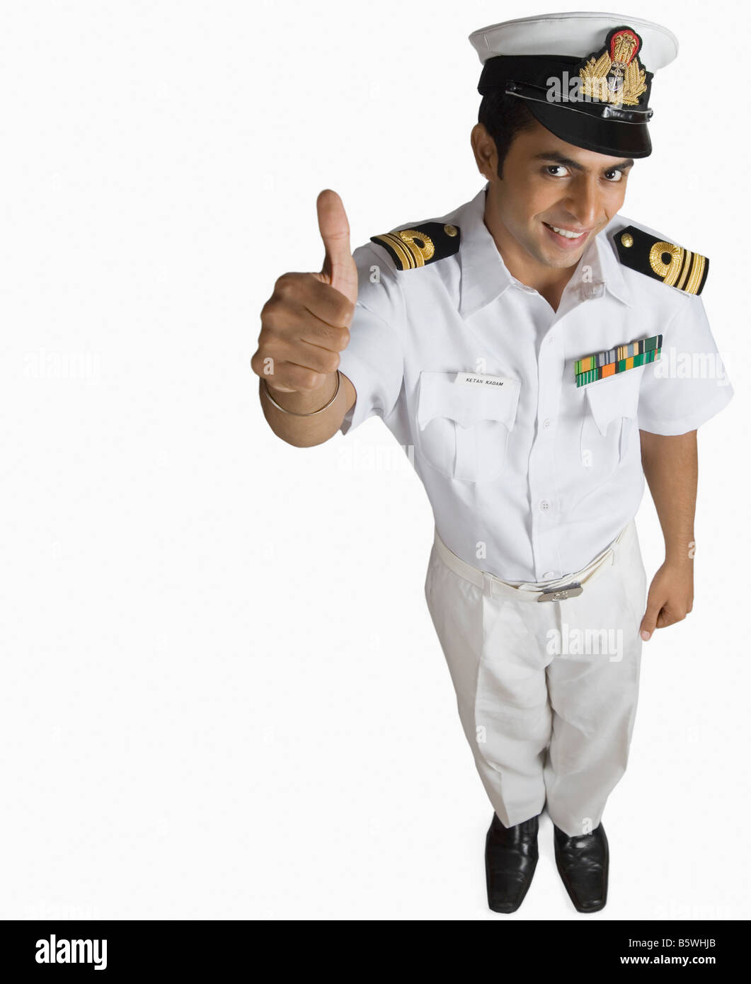 Porträt eines Marine-Offizier einen Daumen nach oben zeigen und lächelnd Stockfoto