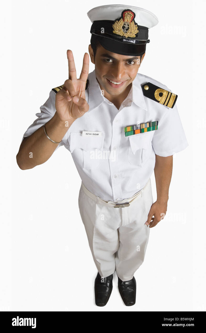 Porträt eines Marine-Offiziers zeigt ein Victory-Zeichen Stockfoto