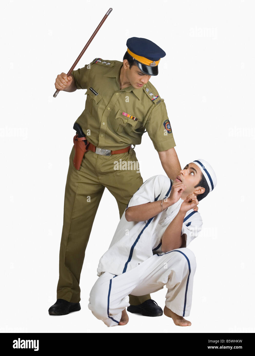 Polizist droht ein Gefangener Stockfoto