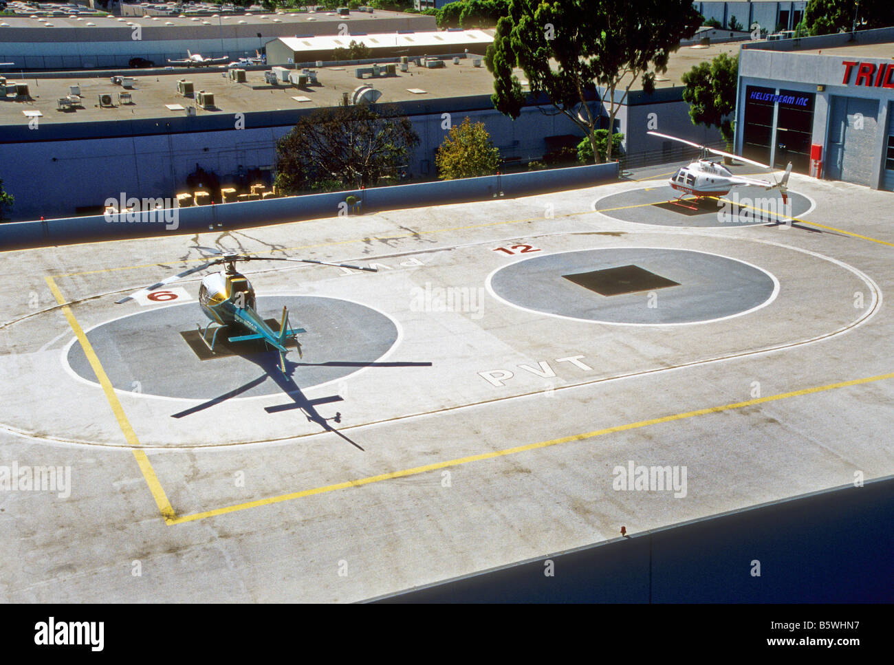 Ansicht von oben der Hubschrauberlandeplätze in der Nähe von John Wayne Airport in Orange County, Kalifornien Stockfoto