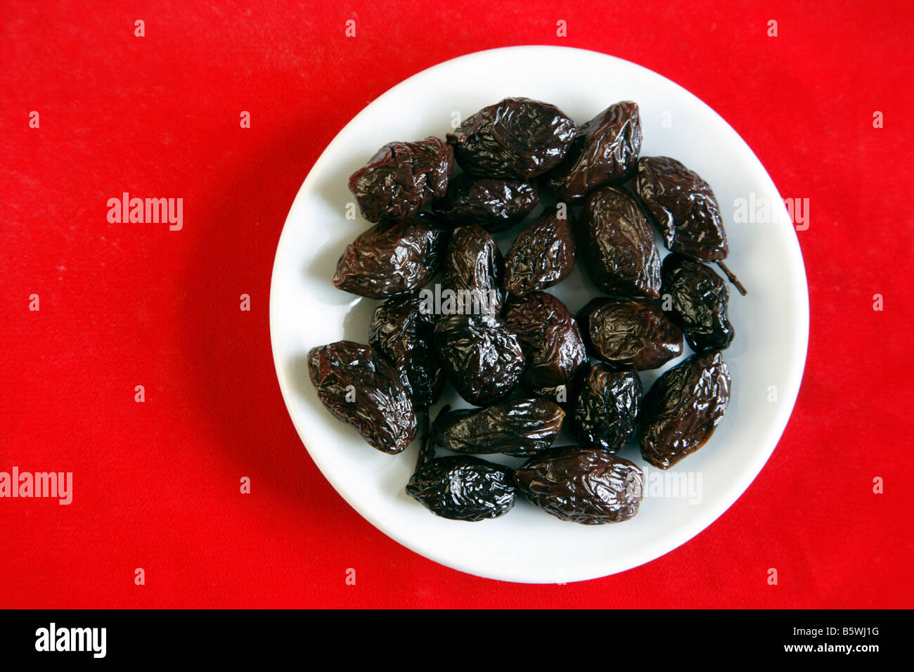 Kultiges griechisches Essen schwarze Oliven aus Samos Inseln des Ägäischen Meeres Stockfoto