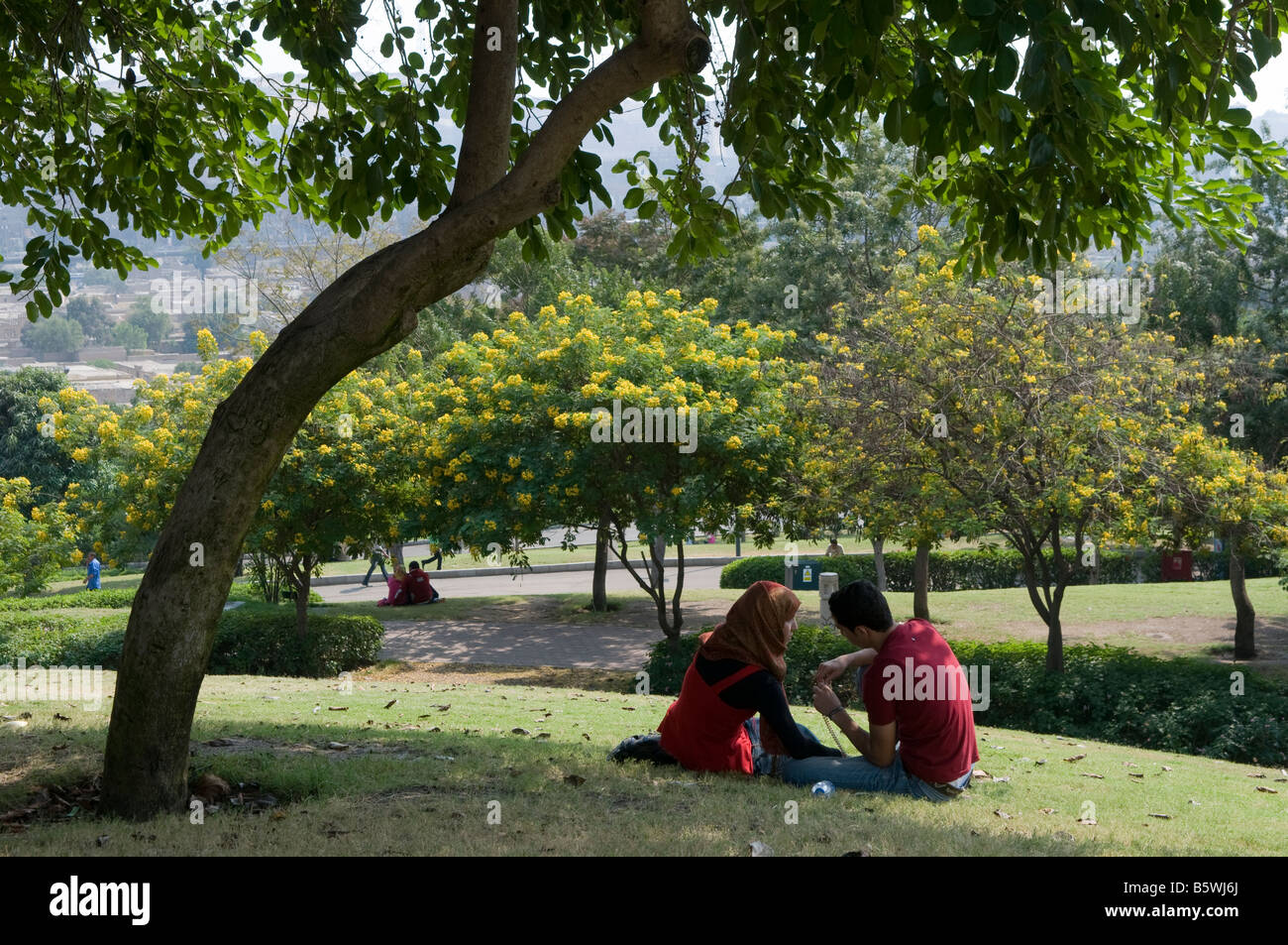 Ägyptische Paare sitzen im Al Azhar Park in Kairo Ägypten Stockfoto